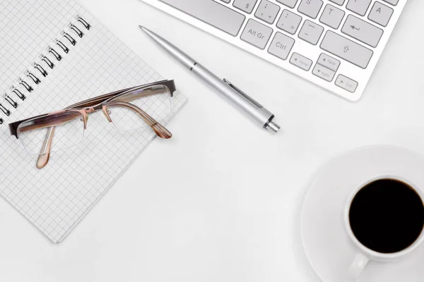 Table de bureau avec bloc-notes, ordinateur et tasse à café — Photo