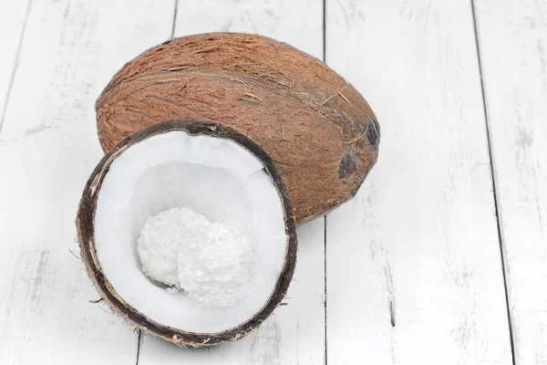 Biscoitos de coco na mesa — Fotografia de Stock