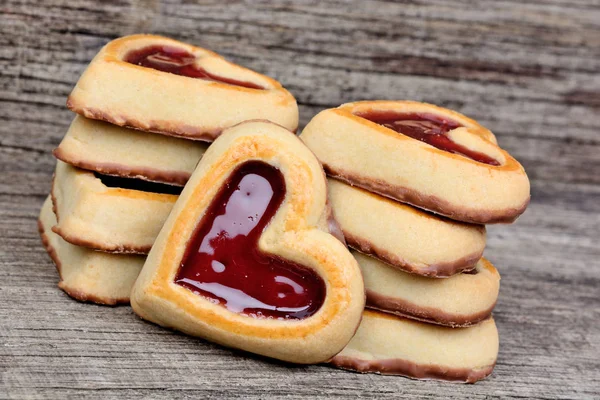 Grupo de galletas de corazón en la mesa —  Fotos de Stock