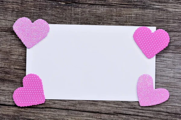 Pusty papier z różowe serca w rustykalnym stylu tabeli — Zdjęcie stockowe