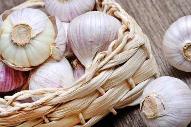 Grup sarımsak masada bir sepet içinde