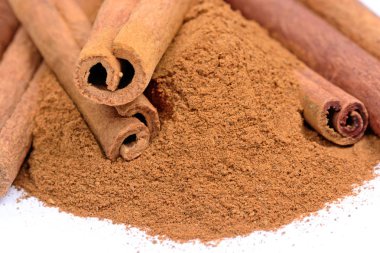 Tarçın çubukları ve beyaz arkaplanda pudra