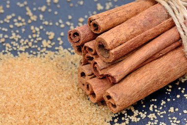 Slate üzerinde kahverengi şeker ile tarçın sopa