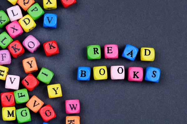 Ler livros palavras sobre fundo azul — Fotografia de Stock