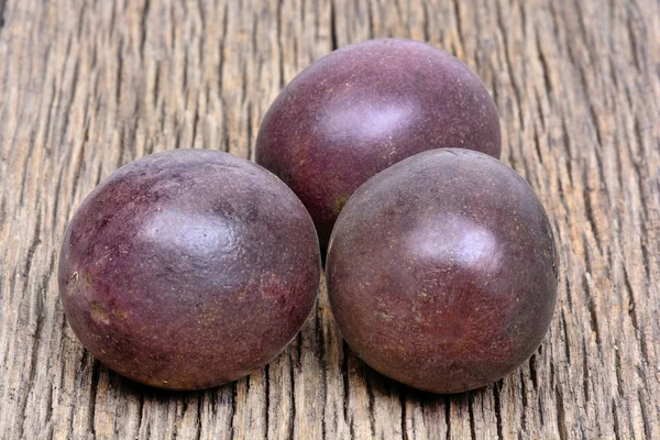 Taze meyve tutku masada