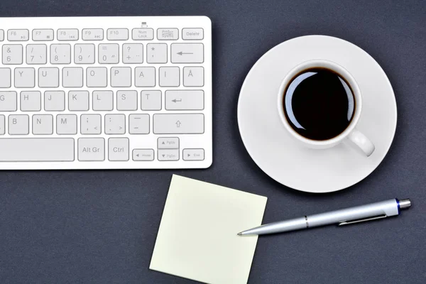 Schreibtischtisch mit leeren Notizen, Kaffeetasse und Tastatur — Stockfoto