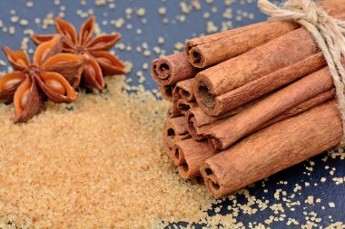 Yıldız anason ve kahverengi şeker ile tarçın yığını