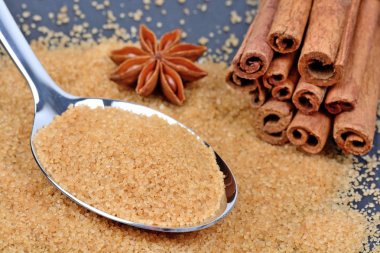 Bir kaşık tarçın ve yıldız anason ile kahverengi şeker