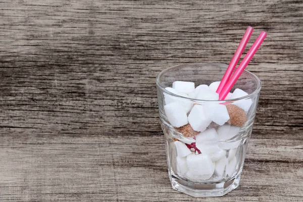 Cubes de sucre en verre sur la table — Photo