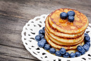 Taze yaban mersini ve akçaağaç şurubu plaka üzerinde krep yığını