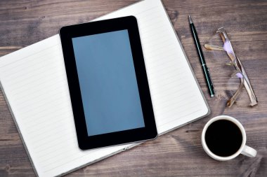 Boş ekran ve Resepsiyon üzerinde kahve fincanı ile tablet