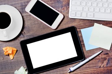 Yapışkan not kağıdı ve ahşap Ofis Masası üzerinde kahve ile dijital bilgisayar