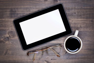 Tablo kahve fincanı ve gözlük ile siyah tablet PC'de