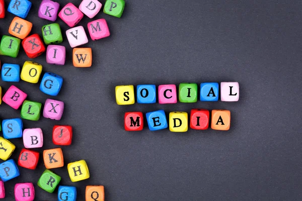 The words Social Media on black background — Stock Photo, Image