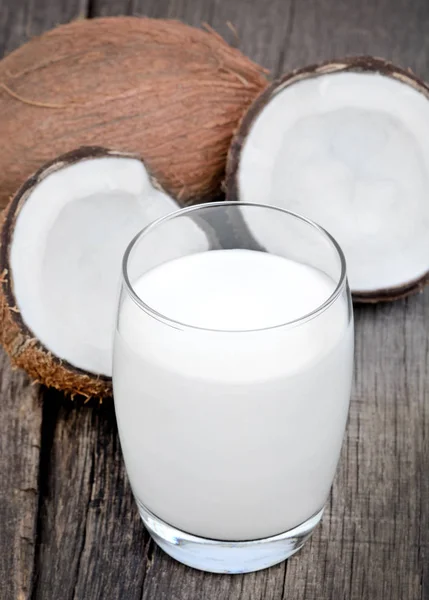 Leite de coco na mesa de madeira — Fotografia de Stock