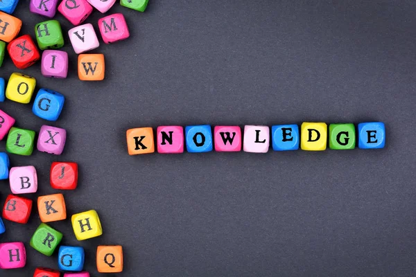 The word Knowledge on black background — Stock Photo, Image