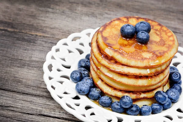 Taze yaban mersini ve akçaağaç şurubu plaka üzerinde krep yığını