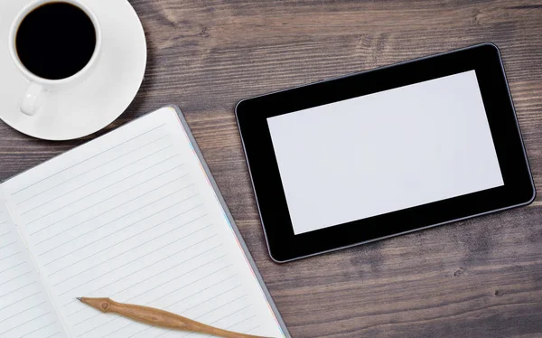 Tablet pc e um café e caderno com caneta no escritório — Fotografia de Stock