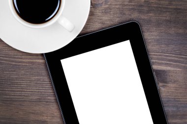 Dijital tablet ve masada kahve fincanı