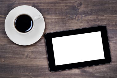 Dijital tablet ve ahşap Ofis Masası üzerinde kahve fincanı