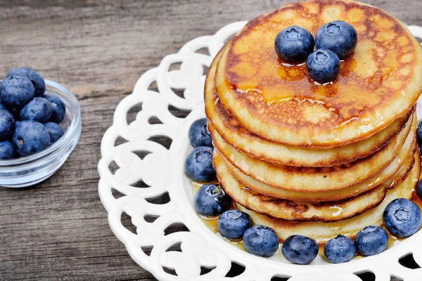 Pfannkuchen mit Blaubeeren auf dem Teller — Stockfoto