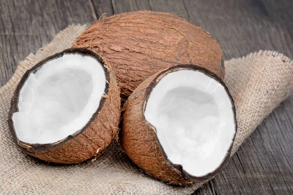Kokosnussfrüchte auf Holz Hintergrund — Stockfoto