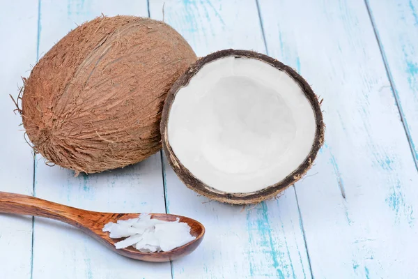 Óleo de coco em uma colher na mesa — Fotografia de Stock