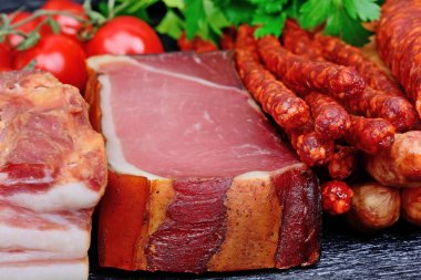 Pastırma, jambon, sosis ve domates masada
