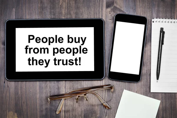 Οι άνθρωποι αγοράζουν από ανθρώπους που εμπιστεύονται! Κείμενο σε συσκευή tablet — Φωτογραφία Αρχείου