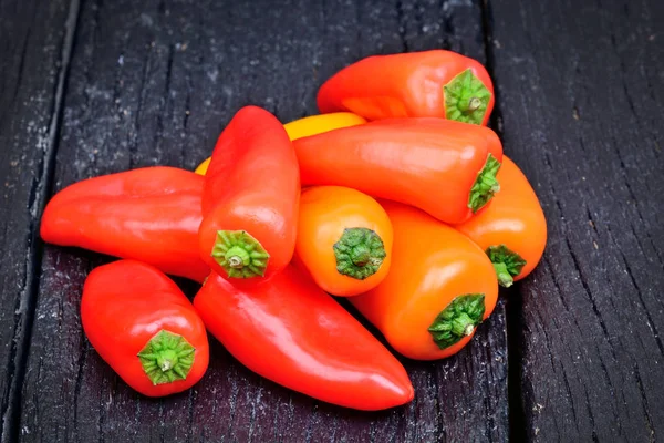 Grupo de pimenta colorida na mesa — Fotografia de Stock