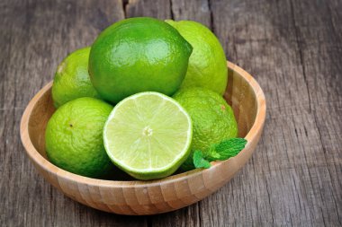 Rustik masada bir bambu kase taze limon grubu