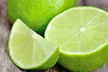 Taze kireç rustik bir masada yeşil yakın çekim