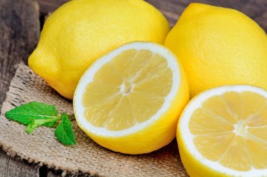 Yığın ahşap masa üzerinde taze limon