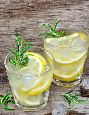 Detoks su dilimlenmiş limon ve biberiye masada bir gözlük