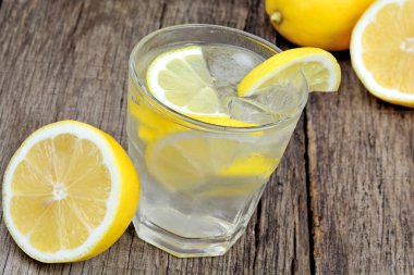 Su bir bardak taze limon ve buz küpleri ile Detoks 