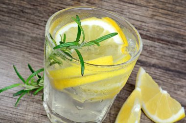 Limon ve biberiye ve bir bardak su