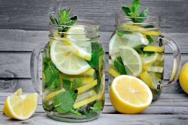 Limon ve bitki su masada bir kavanoz Detoks