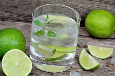 Su eski tablo taze limon ve buz küpleri ile Detoks