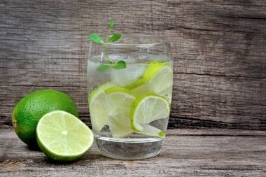 Limon ve nane masada bir bardak taze su