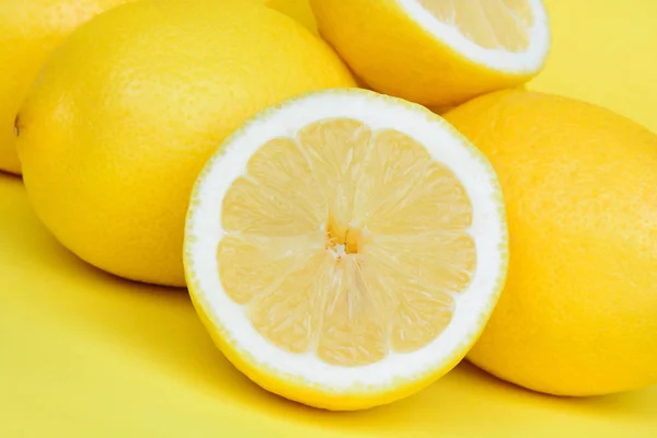 Limões frescos sobre fundo amarelo — Fotografia de Stock