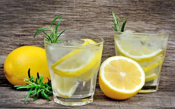 Детоксикационная вода с нарезанным лимоном и розмарином — стоковое фото