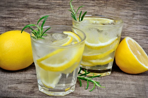 Rosemary ile Limon Detoks su ahşap masa üzerinde infüzyon — Stok fotoğraf