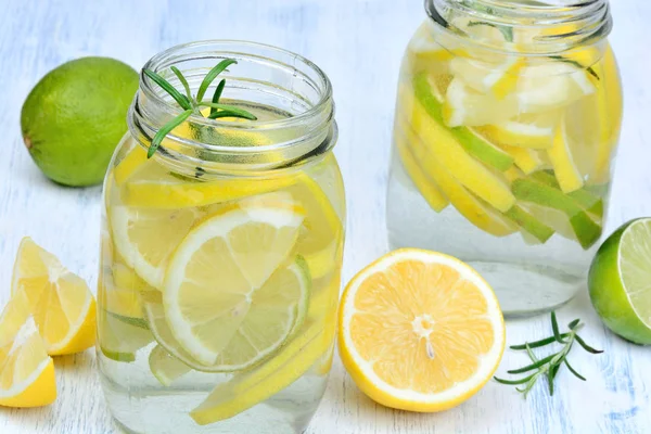 Su ile taze limon ve biberiye bir kavanoz — Stok fotoğraf