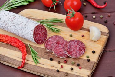 Kiraz domatesli salam, sarımsak ve renkli biber.