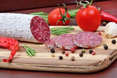 Kiraz domatesli salam, sarımsak ve renkli biber.