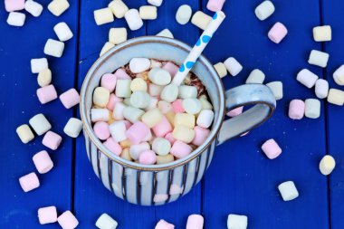 Renkli kremalı lezzetli sıcak çikolata.