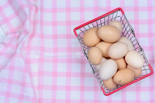 Tumpukan telur di keranjang belanja — Stok Foto