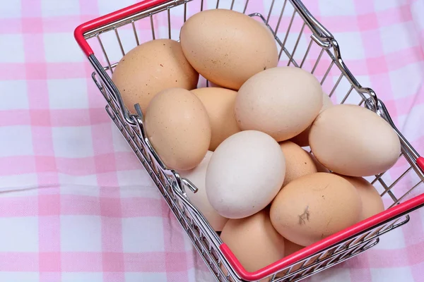 Huevos en un carrito de compras — Foto de Stock