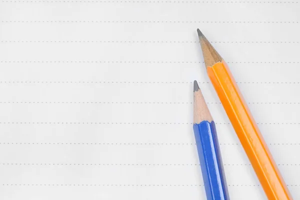 Bleistifte auf einer leeren Seite — Stockfoto