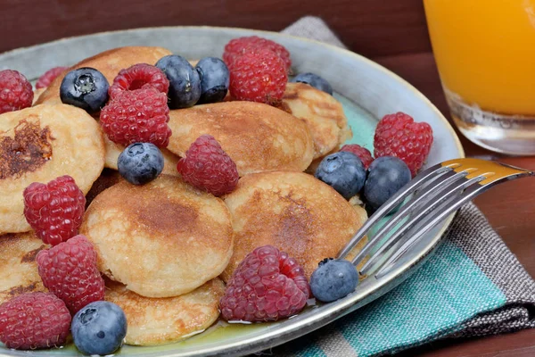 Crêpes au sirop d'érable et aux baies — Photo